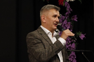 Zdzisław Miękus, dyrektor MDK, podczas gratulacji